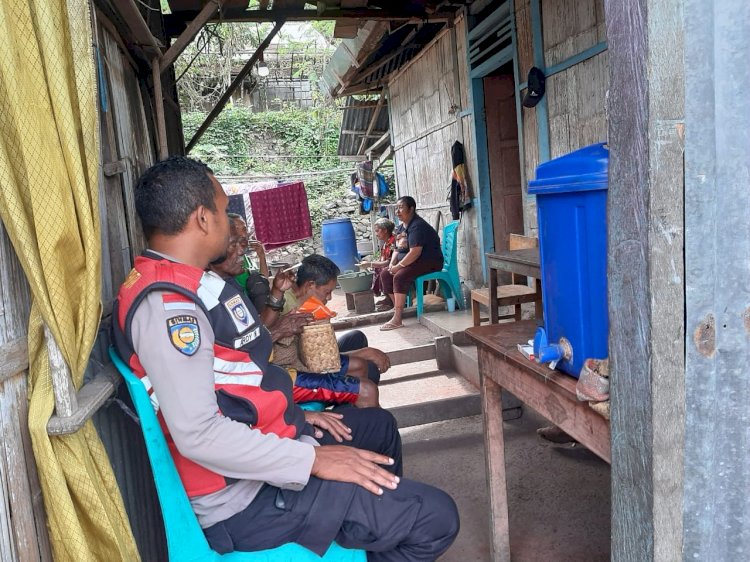 Bhabinkamtibmas Pospol Atadei, Polres Lembata Sambangi Keluarga Yohanesta Yang Di Laporkan Menghilang.