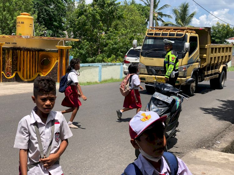 Lakukan Pengaturan Arus Lalin, Sat Lantas Polres Lembata Juga Ingatkan Kamseltibcar.