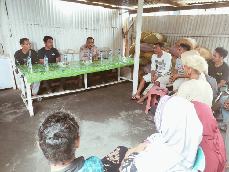 Jumat Curhat Waka Polres Lembata Dengarkan Keluh Kesah Pedagang Dan Nelayan.