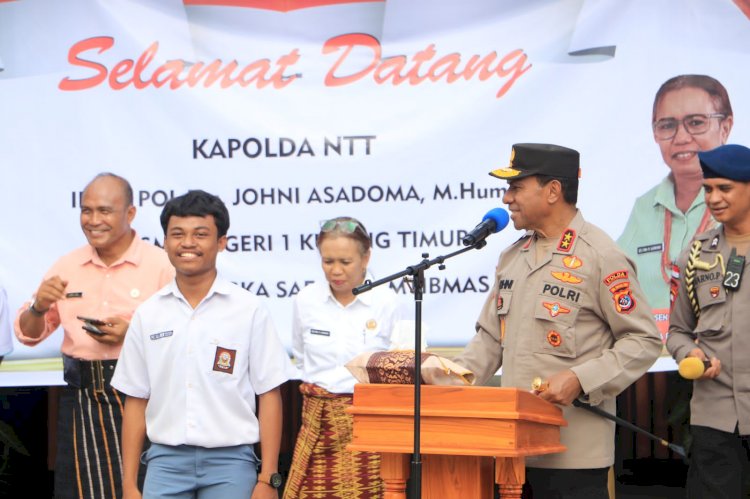 Safari Kamtibmas di SMA Negeri 1 Kupang Timur, Kapolda NTT beri tantangan untuk para siswa yang bisa merangkum dan menceritraakan kembali dalam bahasa Inggris.