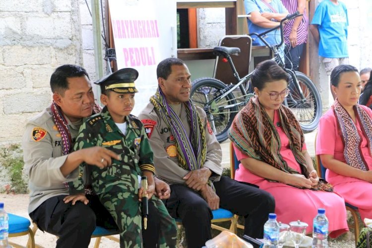 Kapolda NTT Irjen Pol Drs. Johni Asadoma, M.Hum dan Ketua Bhayangkari Daerah NTT Ny. Vera Johni Asadoma berkunjung ke kediaman Nono sang juara dunia Matematika