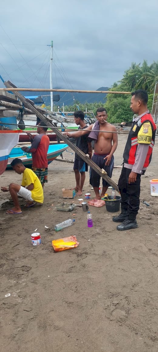 Bhabinkamtibmas Sambangi Nelayan Pesisir Pantai Hadakewa.