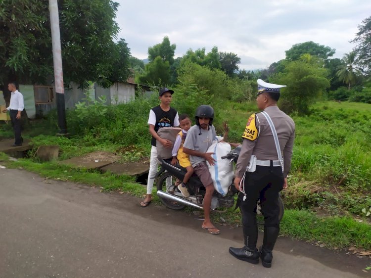 Operasi Keselamatan Turangga 2023 Sat Lantas Polres Lembata Berikan Teguran Kepada Pelanggar.