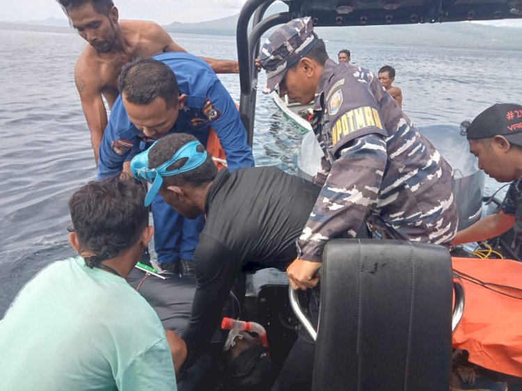 Sat Polair Polres Lembata lakukan evakuasi jenasah yang di temukam tenggelam di perairan kolipadan