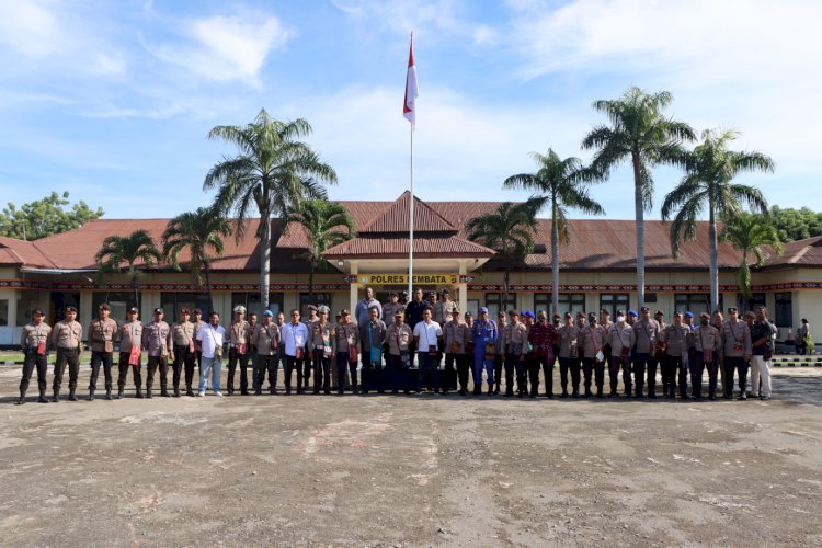 Meningkatkan UMKM Kabupaten Lembata, Personel Polres Lembata Pakai Tas Tenun Tradisional.