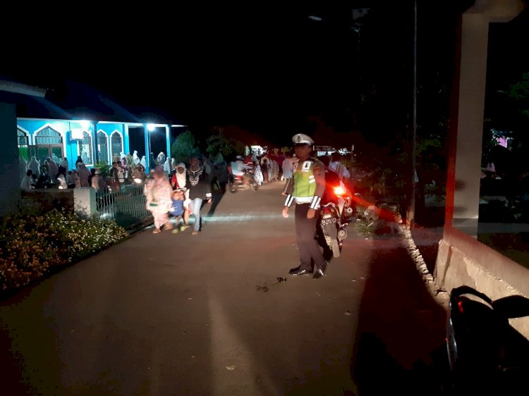 Beri Rasa Aman Usai Sholat Tarawih, Satlantas Polres Lembata Atur Arus Lalin  