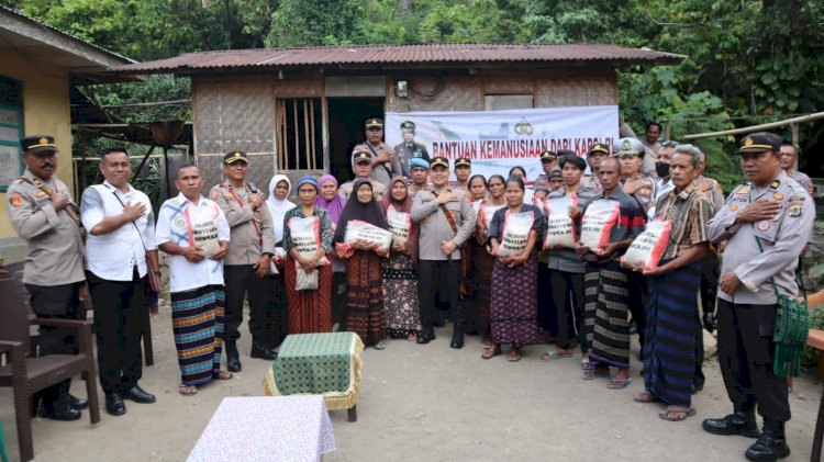 Polda NTT melalui Polres Sikka dan Ende Salurkan Bantuan Kemanusian dari Kapolri untuk Masyarakat