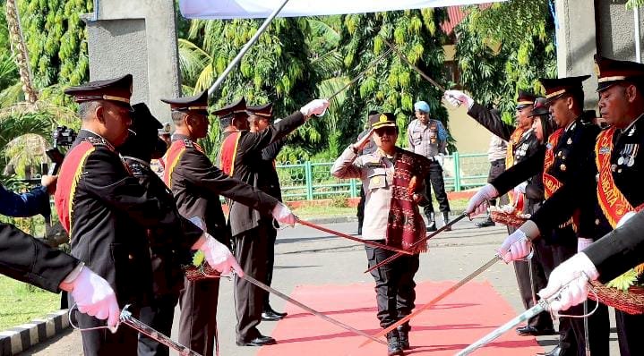 Sambut Kapolres Yang Baru, Polres Lembata Gelar Tradisi Pedang Pora