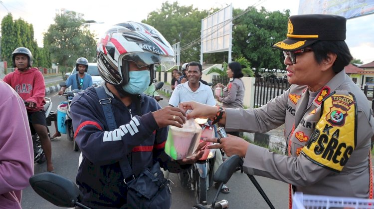 Kapolres Lembata Bagi - Bagi Takjil Ke Pengendara Jelang Berbuka Puasa