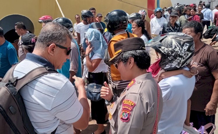 Kapolres Lembata Pantau Kegiatan Masyarakat Di Pelabuhan Laut Lewoleba.