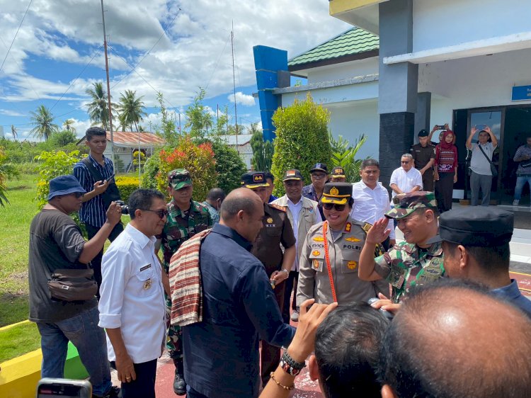 Kapolres Lembata Jemput Kedatangan Gubernur NTT di Bandara Wunopito Lewoleba