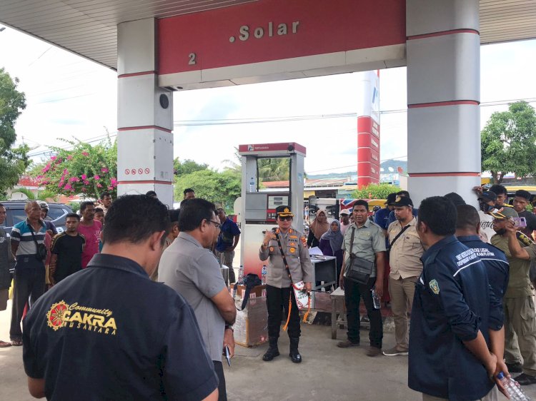 Kapolres Lembata dan Penjabat bupati Lembata lakukan  pemantauan giat TERA yang dilakukan oleh Tim TERA dari dinas koperindag Kab.Flotim bertempat di SPBU Kompak 56 862 01