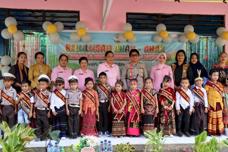 KAPOLRES LEMBATA HADIRI GIAT PENGUMUMAN KELULUSAN ANAK-ANAK TK KEMALA BHAYANGKARI 10 POLRES LEMBATA TAHUN AJARAN 2022 - 2023
