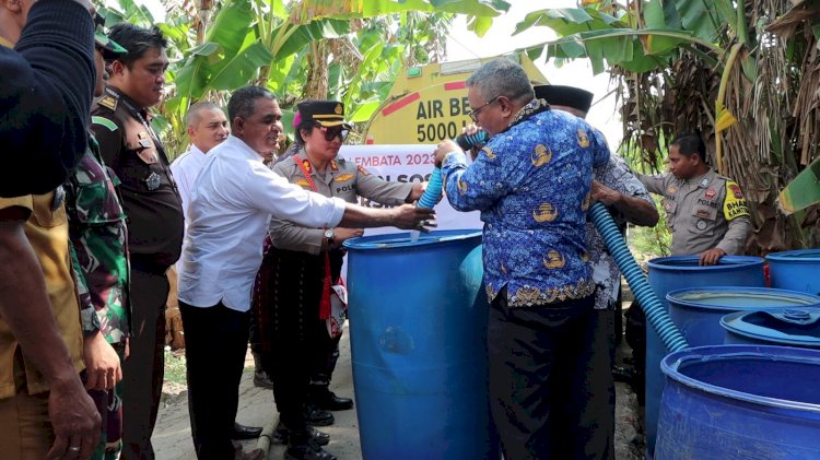 Polres Lembata Bagikan 5 Tanki Air Bersih Ke Warga Desa Tagawiti, Dalam Rangka HUT Bhayangkara Ke 77.