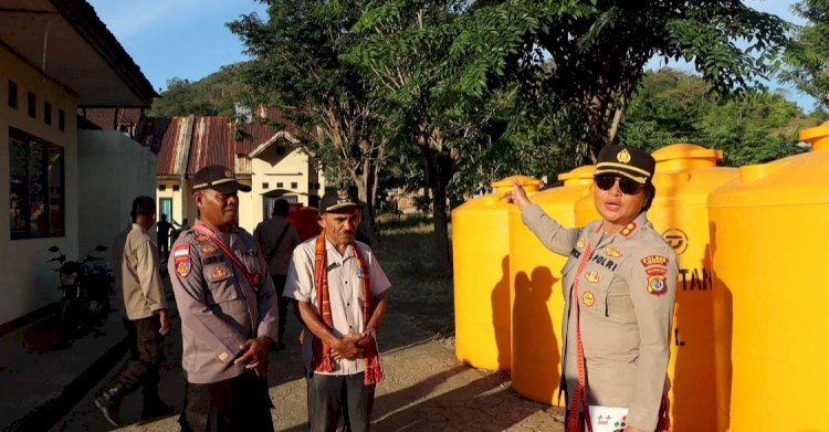 Kapolres Lembata AKBP Vivick Tjangkung Berikan 4 Profile Tank 5000 L Ke Polsek Buyasuri.