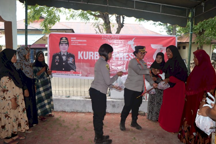 Kapolres Lembata Bagikan Daging Qurban Dan Olahan Daging Qurban Kepada Masyarakat.