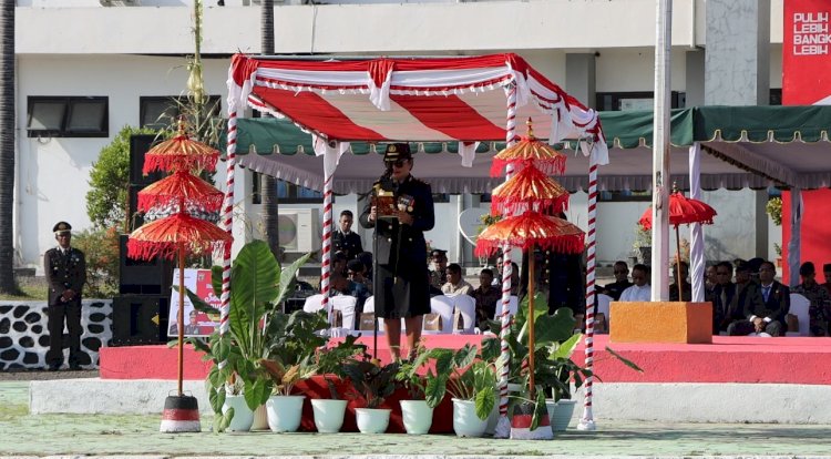 Kapolres Lembata AKBP Vivick Tjangkung Pimpin Upacara Hari Bhayangkara Ke-77 Di Lapangan Upacara Kantor Bupati Lembata.