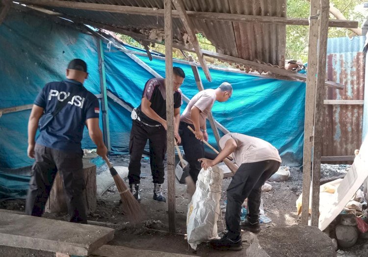 Puluhan Personel Polres Lembata, TNI, Pemkab Lembata Hingga Masyarakat Gotong-Royong Bersihkan Sampah Di Pasar TPI.