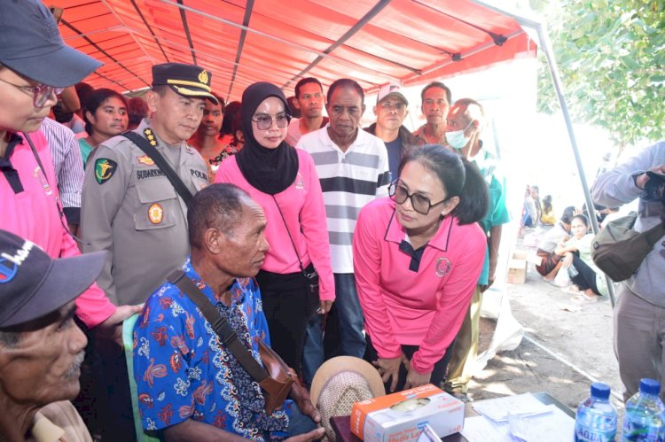 Ketua Umum Bhayangkari Ny. Juliati Sigit Prabowo Memberikan Bantuan Sosial dan Pengobatan Gratis di Kantor Camat Palue.-