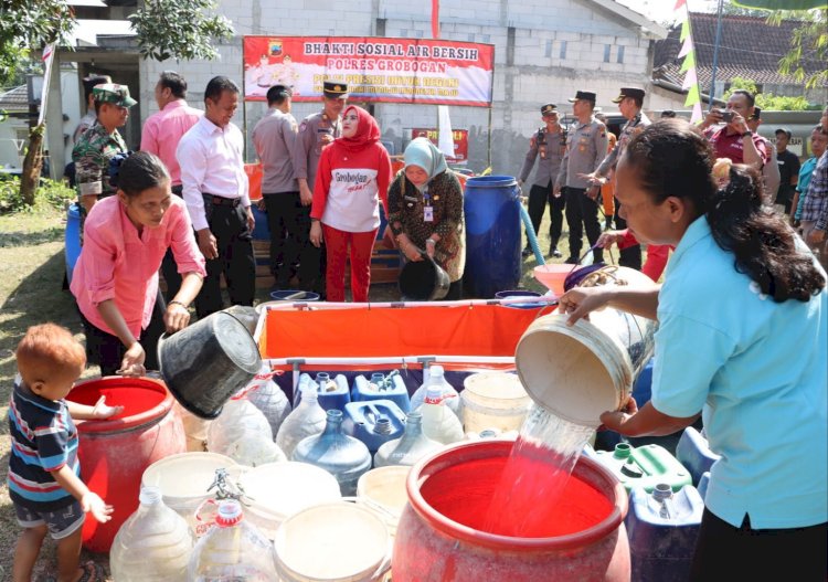 Polri Salurkan Bantuan Air Bersih Atasi Kekeringan di Grobogan