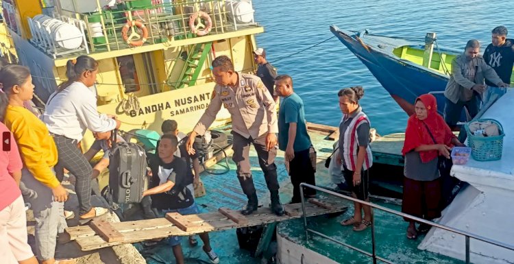 KP3 Laut Lakukan Pengaman Aktivitas Penyeberangan Di Pelabuhan Laut Lewoleba.