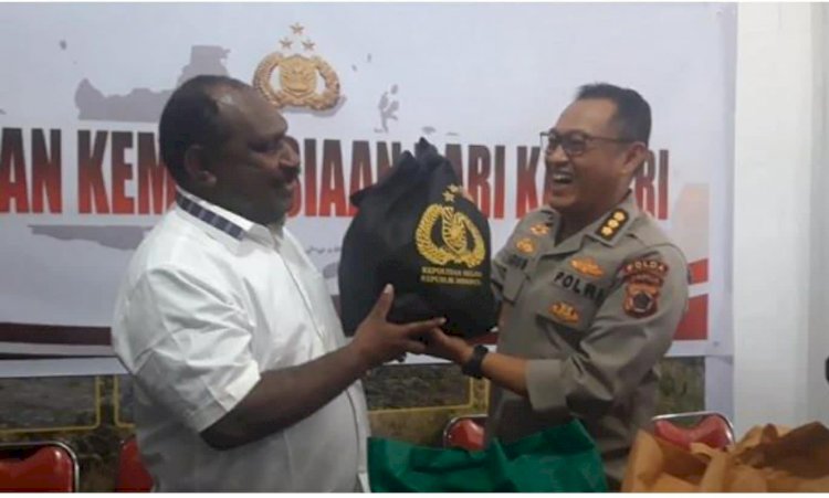 Kapolri Salurkan 264,7 Ton Beras dan 1.500 Sembako untuk Warga Papua yang Terdampak Kekeringan