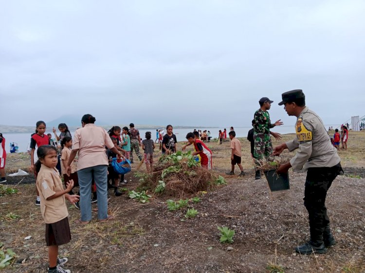 Bhabinkamtibmas Firmon Tamonob sampaikan pesan Karhutlah kepada warga