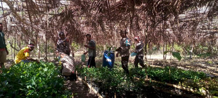 Kapolsek Omesuri Iptu I Made Sedanayasa bersama semua elemen masyarakat kedang tanam 100 Pohon