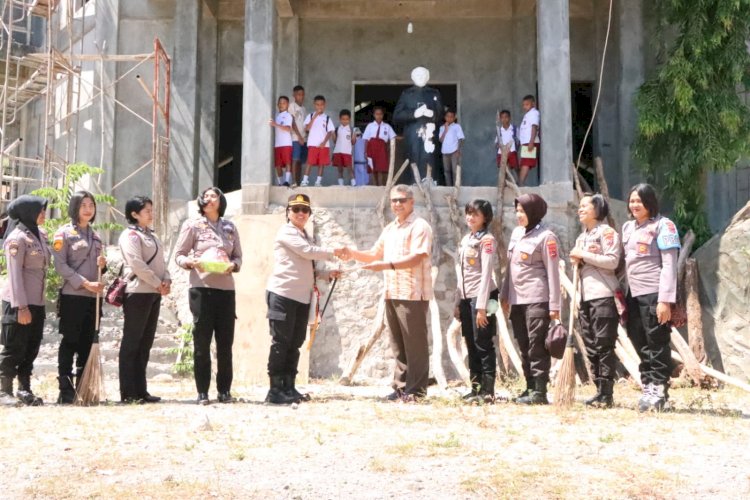 Jelang HUT Polwan Ke-75 Polwan Pores Lembata Laksanakan Bakti sosial di lingkungan tempat ibadah