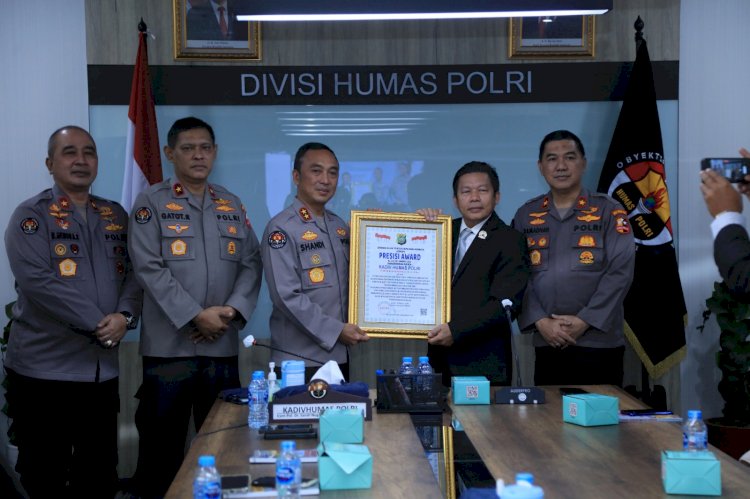 Divhumas Polri Raih Presisi Award Atas Prestasi Strategi Komunikasi Publik .