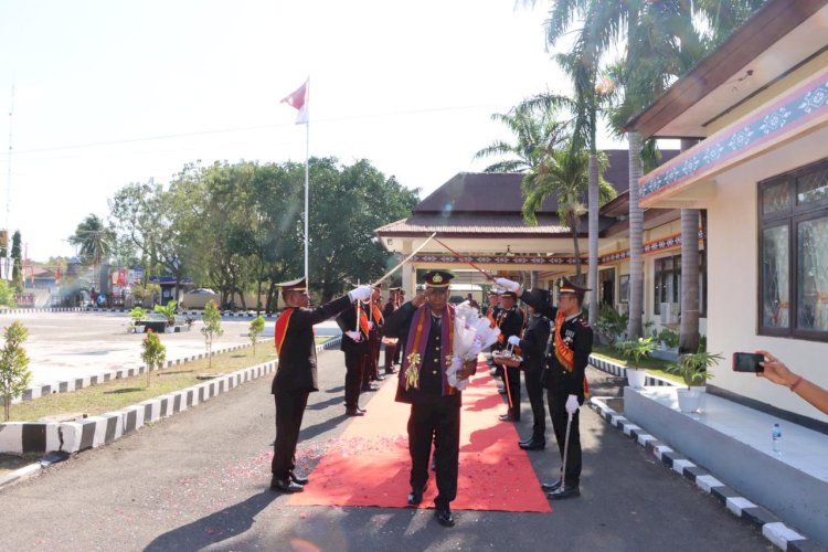 Mantan Kabag Ops Polres Lembata, Keluar Meninggalkan Polres Lembata