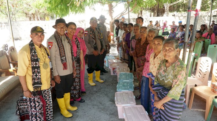 Kapolda dan Ketua Bhayangkari Daerah NTT Beri Sumbangan 100 Paket Bansos dan 2 Sumur Bor di Pulau Ndao.