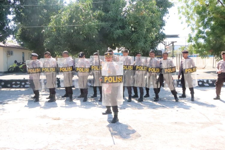 Unik..!!! Kapolres lembata ikut menggunakan alat-alat penggendalian masa saat latihan kemampuan pengendalian masa