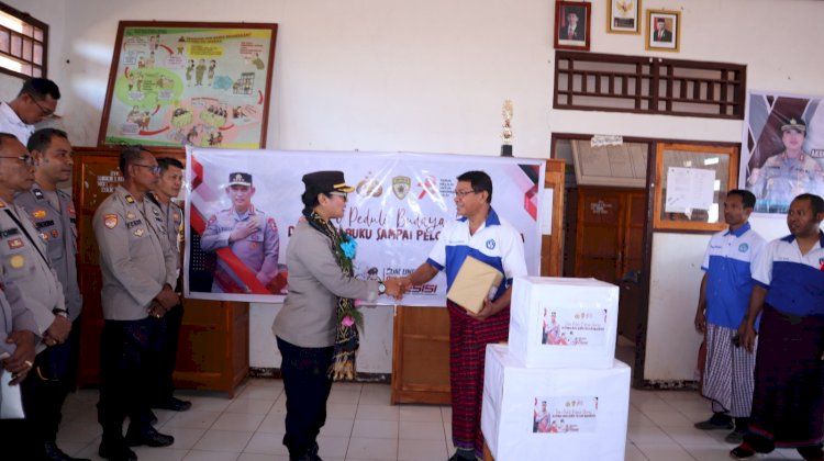 Polri Peduli Budaya,Literasi,! Siswa SMKN I Atadei Dapatkan Ratusan Buku dari Polres Lembata