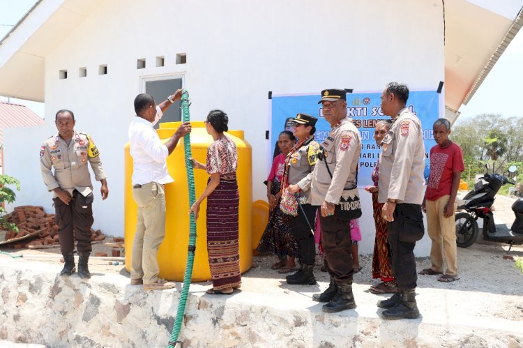 Jelang Hut Humas Polri polres Lembata Bagi 20.000 liter air bersih