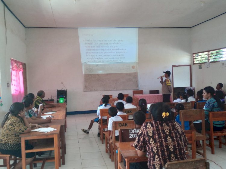 Bhabinkamtibmas Bripka. Muh. Aji Eko Pranoto berikan sosialisasi di sekolah