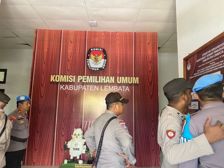 Anggota Polres Lembata Lakukan Pemantauan Di Kantor KPUD Kabupaten Lembata
