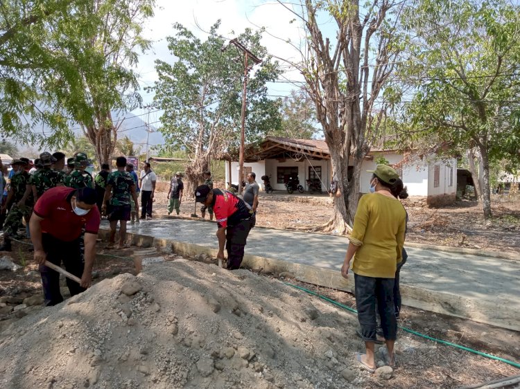 Sinergitas TNI/Polri di bantu masyarakat, kerjakan lantainisasi lorong puskesmas nagawutung