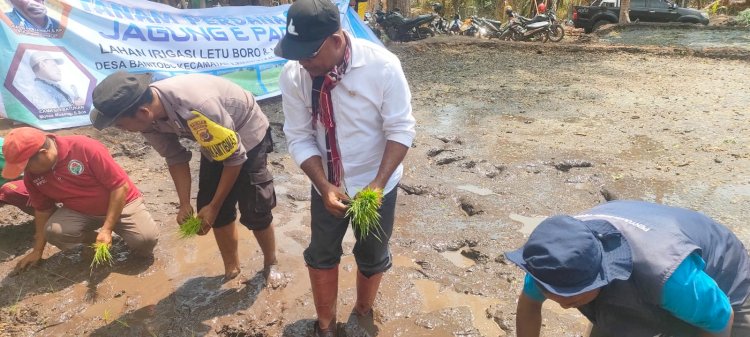 Di sela pelaksanaan kegiatan Bripka Ferdi Bria deklarasikan pelaksanaan pemilu damai