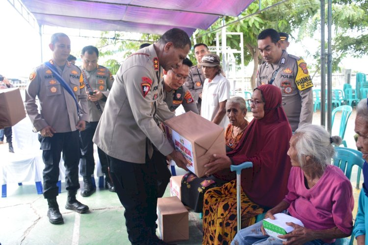 Kapolda NTT Berikan Bantuan Sosial kepada 100 KK di Kecamatan Kota Waingapu.-