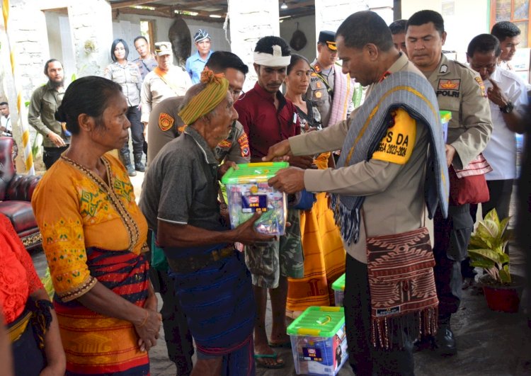 Kapolda NTT Bagikan Ratusan Sembako kepada Masyarakat Desa Kadi Pada, Sumba Barat Daya.-