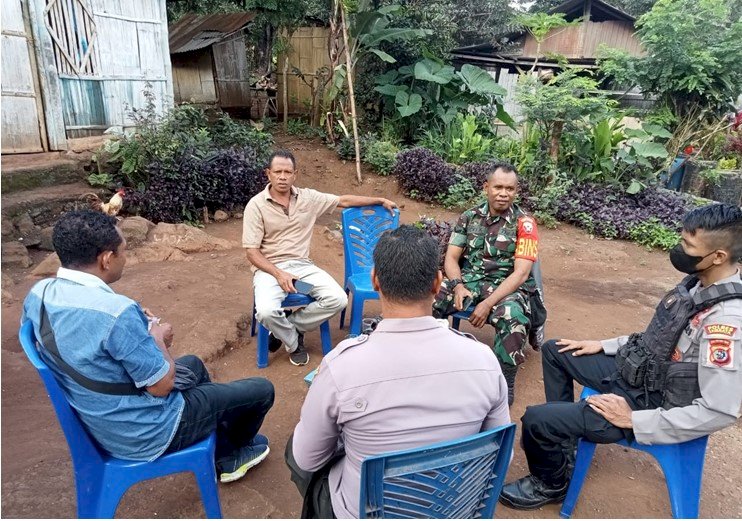 Interaksi Bersama Warga, Sinergitas TNI-Polri Ingatkan Pemilu Damai.