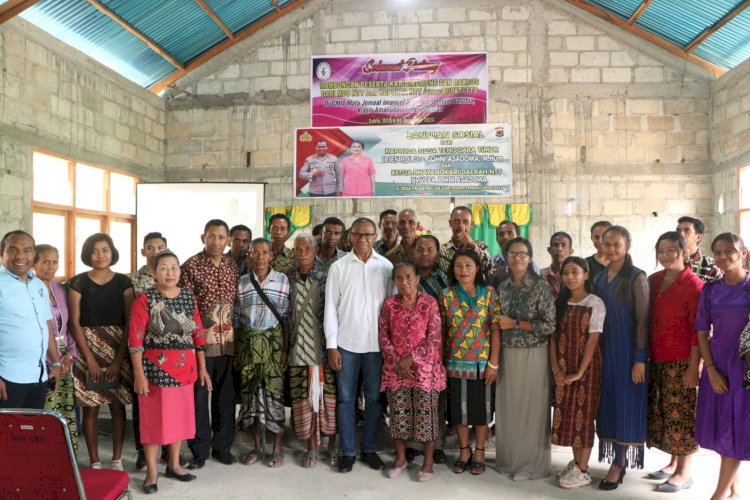 Kapolda NTT dan Ketua Bhayangkari Daerah Salurkan Bantuan Sosial Sembako di GMIT Imanuel Noetoko.-