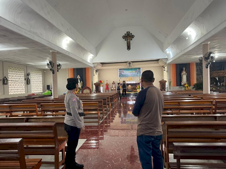 Jelang ibadah malam Natal, Kapolres Lembata Pimpin anggota Polres Lembata lakukan sterilisasi di gereja-gereja