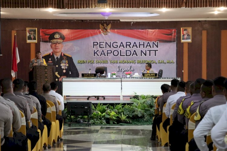 Kapolda NTT Berikan Arahan Inspiratif dan Serahkan Tali Asih kepada Anggotanya di Sikka.-