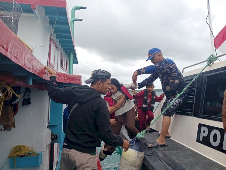 Tim SAR Ditpolairud Polda NTT Berhasil Evakuasi Penumpang Selamat Setelah Kecelakaan Kapal Di Perairan Kupang
