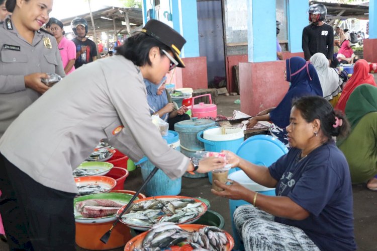 Kapolres Lembata Bersama Ibu Bhayangkari Berbagi Takjil Kepada Warga Di Pasar TPI Lewoleba