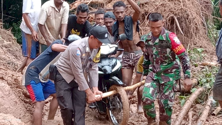 Bentuk Pengabdian Tugas Kapolres Lembata Vivick Tjangkung Terjun Ke Lokasi Longsor