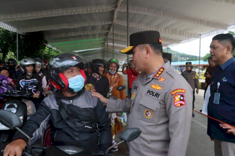 *Kabaharkam Polri Sambangi Pemudik di Bakauheni, Imbau Waspada di Perjalanan*