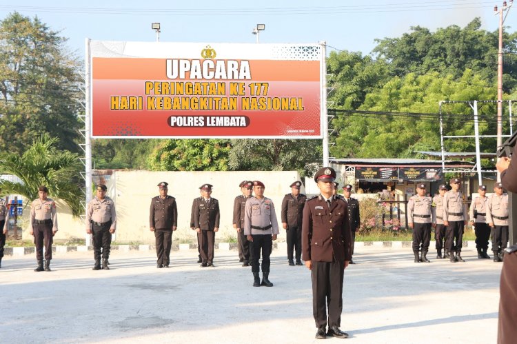 Upacara Hari Kebangkitan Nasional Tahun 2025, Kapolres Lembata Berikan Penghargaan Kepada anggota polres Lembata yang Berprestasi